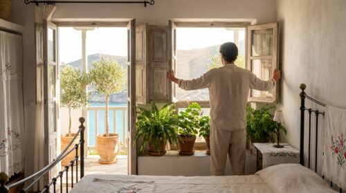 3 συνήθειες που προτείνουν ειδικοί ύπνου για πιο ήπια μετάβαση στο θερινό ωράριο